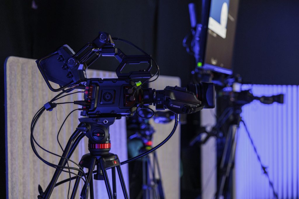 MLV.sk_ConnectedRULEZZ_online_marketingova_konferencia_livestream_Studio_na_Racku_kamerova_technika (1)