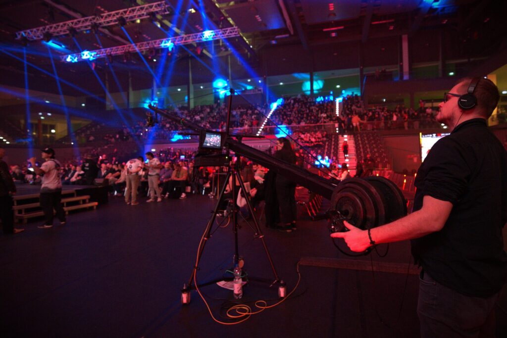 MLV.sk_Armwrestling_east_vs_west_broadcast_LED_screens_stage_design_ozvucenie_osvetlenie_multiversum_schwechat_video_produkcia_color_grading_kamery_replay_kamerovy_zeriav (1)