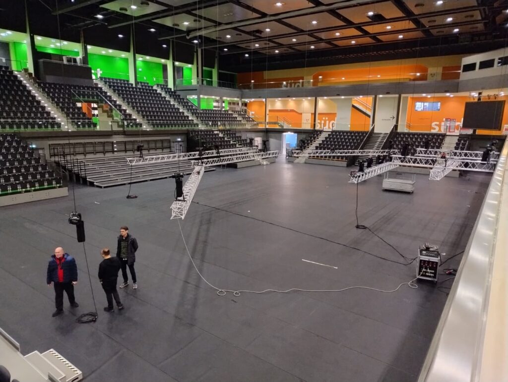 MLV.sk_Armwrestling_east_vs_west_broadcast_LED_screens_stage_design_ozvucenie_osvetlenie_multiversum_schwechat_video_produkcia_color_grading_kamery_replay_kamerovy_zeriav (1)