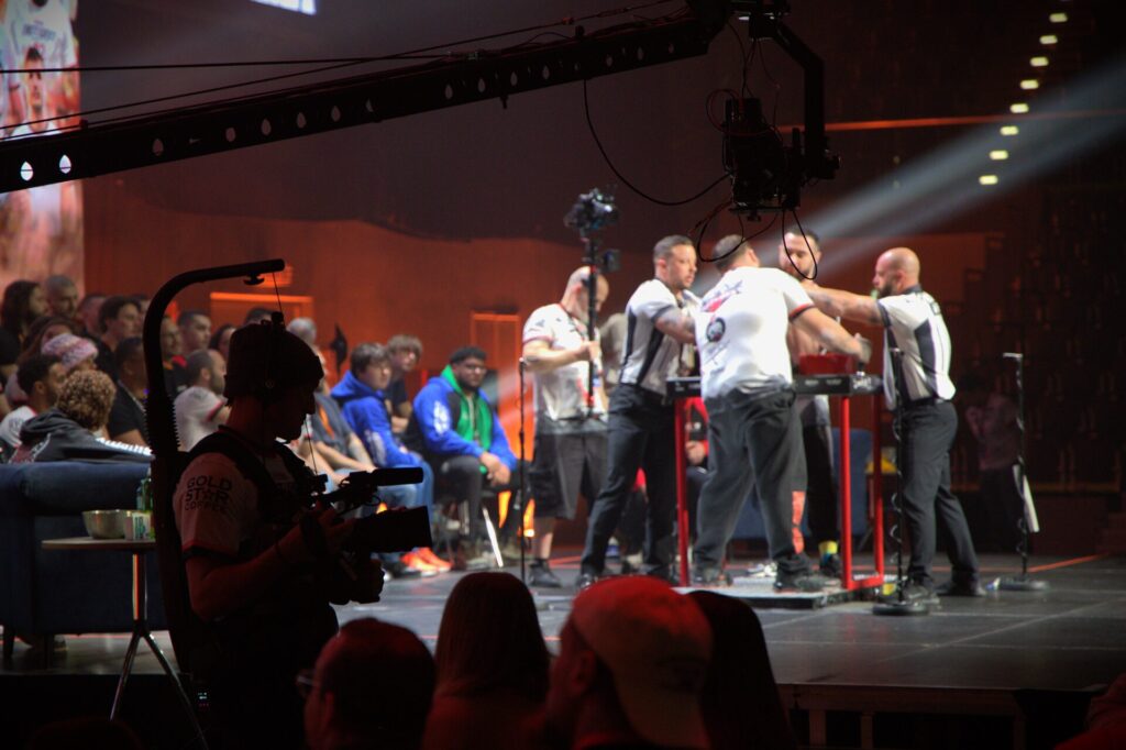 MLV.sk_Armwrestling_east_vs_west_broadcast_LED_screens_stage_design_ozvucenie_osvetlenie_multiversum_schwechat_video_produkcia_color_grading_kamery_replay_kamerovy_zeriav (11)