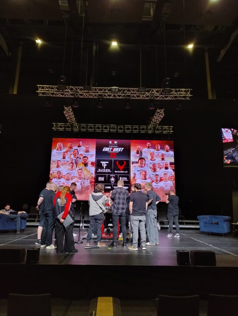 MLV.sk_Armwrestling_east_vs_west_broadcast_LED_screens_stage_design_ozvucenie_osvetlenie_multiversum_schwechat_video_produkcia_color_grading_kamery_replay_kamerovy_zeriav (11)
