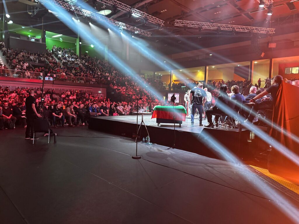 MLV.sk_Armwrestling_east_vs_west_broadcast_LED_screens_stage_design_ozvucenie_osvetlenie_multiversum_schwechat_video_produkcia_color_grading_kamery_replay_kamerovy_zeriav (111)