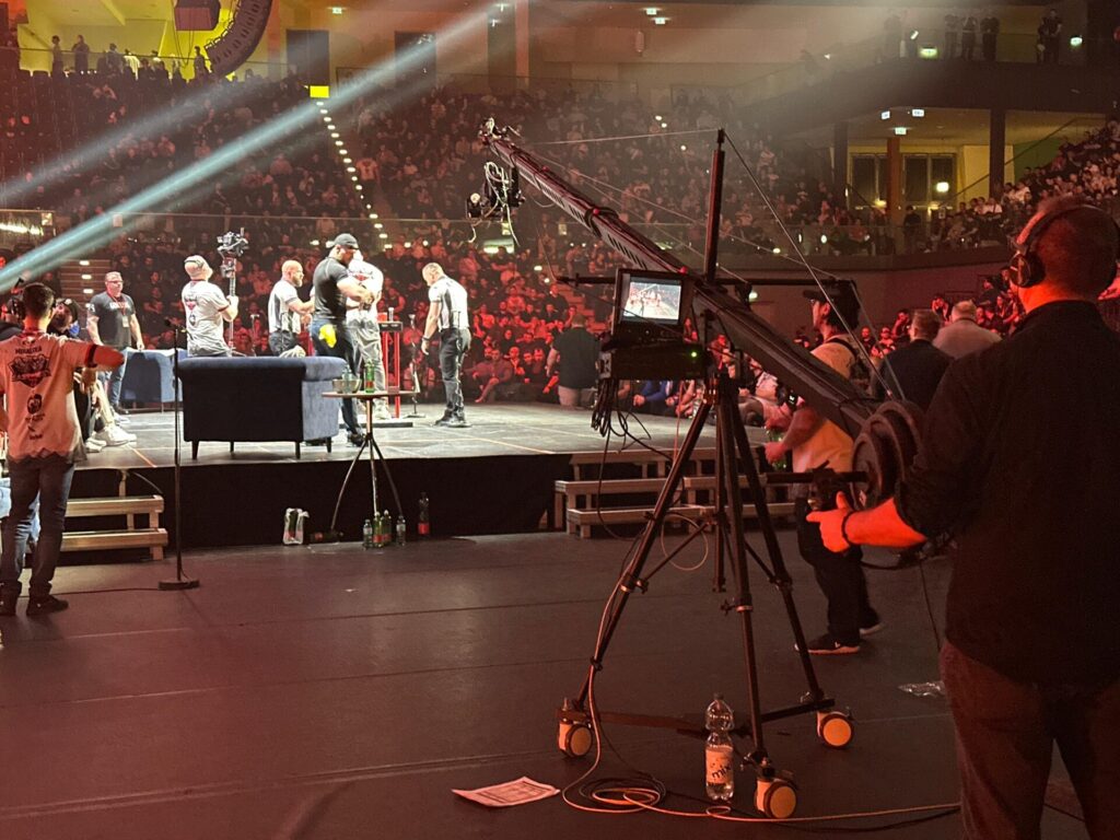 MLV.sk_Armwrestling_east_vs_west_broadcast_LED_screens_stage_design_ozvucenie_osvetlenie_multiversum_schwechat_video_produkcia_color_grading_kamery_replay_kamerovy_zeriav (123)