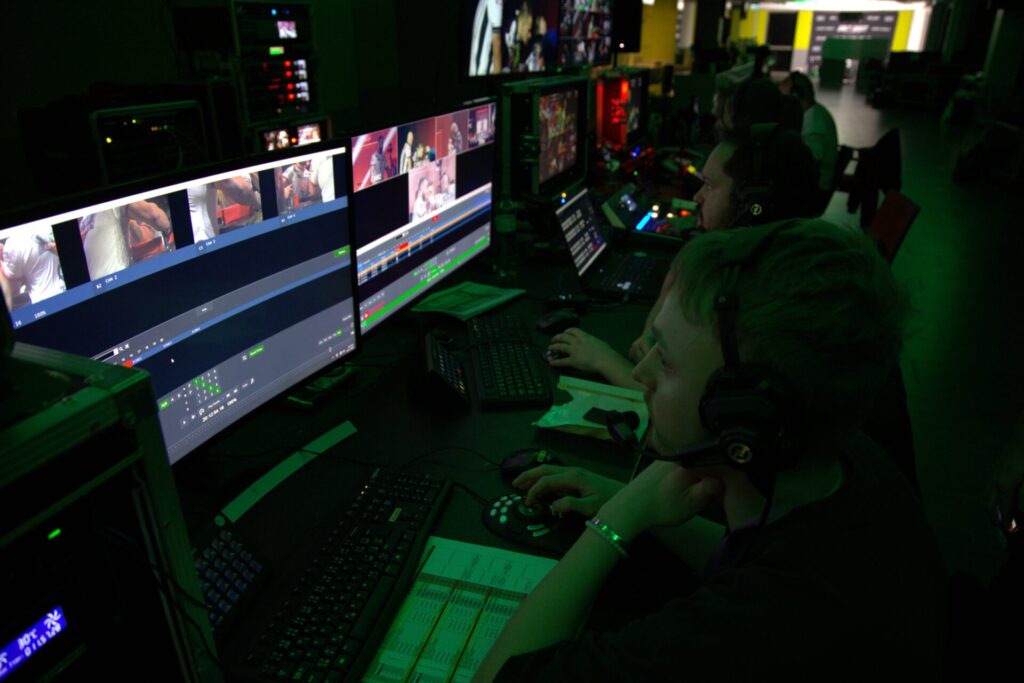 MLV.sk_Armwrestling_east_vs_west_broadcast_LED_screens_stage_design_ozvucenie_osvetlenie_multiversum_schwechat_video_produkcia_color_grading_kamery_replay_kamerovy_zeriav (13)