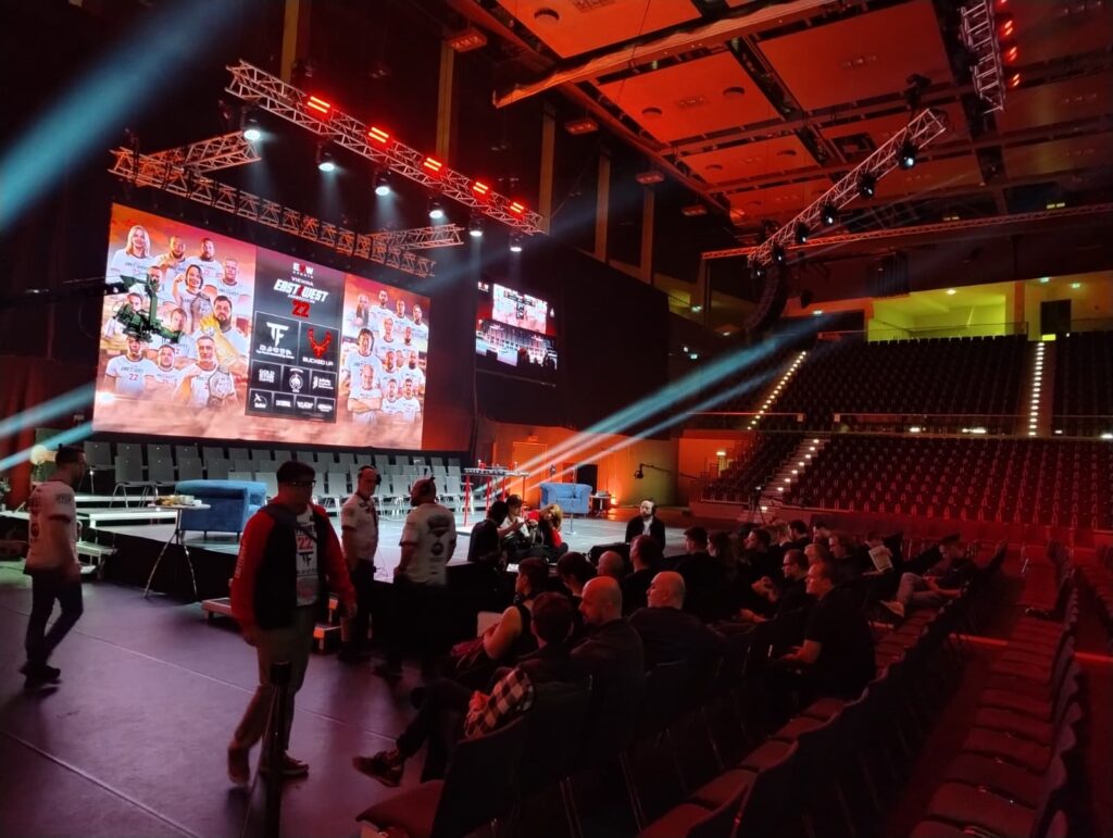 MLV.sk_Armwrestling_east_vs_west_broadcast_LED_screens_stage_design_ozvucenie_osvetlenie_multiversum_schwechat_video_produkcia_color_grading_kamery_replay_kamerovy_zeriav (13)