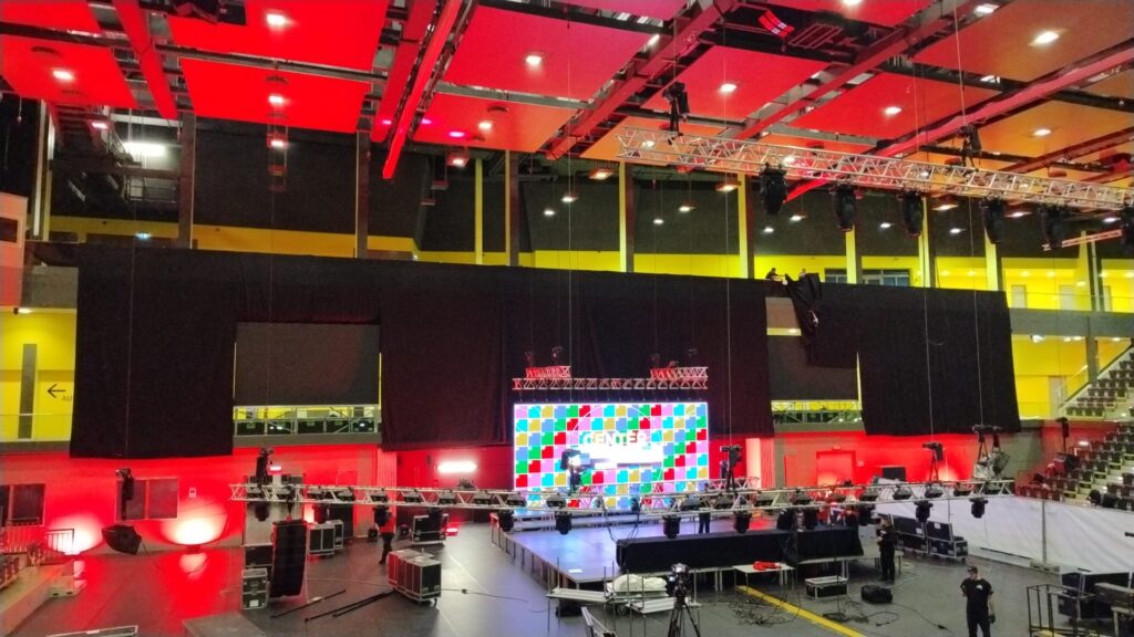 MLV.sk_Armwrestling_east_vs_west_broadcast_LED_screens_stage_design_ozvucenie_osvetlenie_multiversum_schwechat_video_produkcia_color_grading_kamery_replay_kamerovy_zeriav (2)