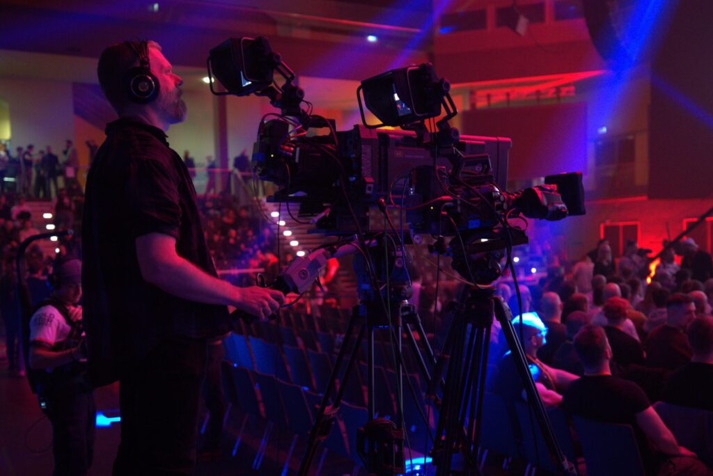 MLV.sk_Armwrestling_east_vs_west_broadcast_LED_screens_stage_design_ozvucenie_osvetlenie_multiversum_schwechat_video_produkcia_color_grading_kamery_replay_kamerovy_zeriav (2)