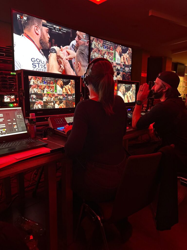 MLV.sk_Armwrestling_east_vs_west_broadcast_LED_screens_stage_design_ozvucenie_osvetlenie_multiversum_schwechat_video_produkcia_color_grading_kamery_replay_kamerovy_zeriav (22)