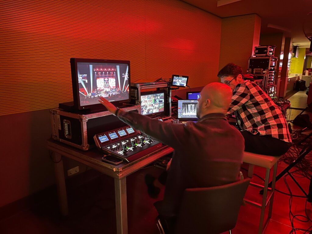 MLV.sk_Armwrestling_east_vs_west_broadcast_LED_screens_stage_design_ozvucenie_osvetlenie_multiversum_schwechat_video_produkcia_color_grading_kamery_replay_kamerovy_zeriav (23)