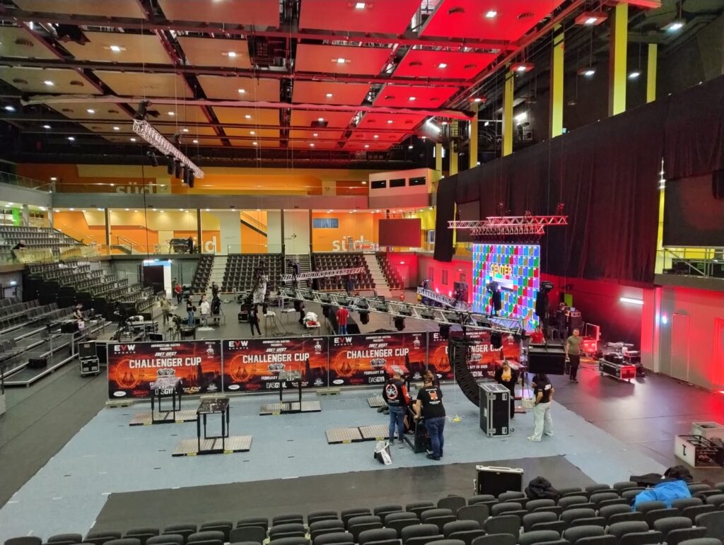 MLV.sk_Armwrestling_east_vs_west_broadcast_LED_screens_stage_design_ozvucenie_osvetlenie_multiversum_schwechat_video_produkcia_color_grading_kamery_replay_kamerovy_zeriav (3)