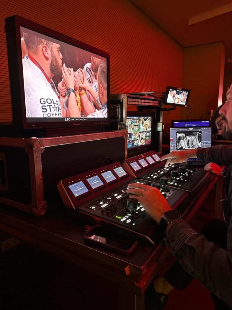 MLV.sk_Armwrestling_east_vs_west_broadcast_LED_screens_stage_design_ozvucenie_osvetlenie_multiversum_schwechat_video_produkcia_color_grading_kamery_replay_kamerovy_zeriav (34)