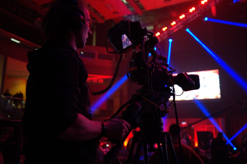 MLV.sk_Armwrestling_east_vs_west_broadcast_LED_screens_stage_design_ozvucenie_osvetlenie_multiversum_schwechat_video_produkcia_color_grading_kamery_replay_kamerovy_zeriav (4)