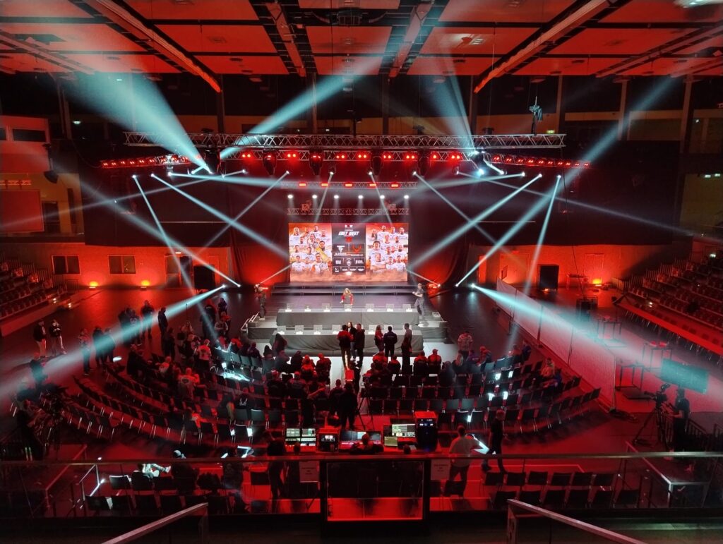 MLV.sk_Armwrestling_east_vs_west_broadcast_LED_screens_stage_design_ozvucenie_osvetlenie_multiversum_schwechat_video_produkcia_color_grading_kamery_replay_kamerovy_zeriav (5)