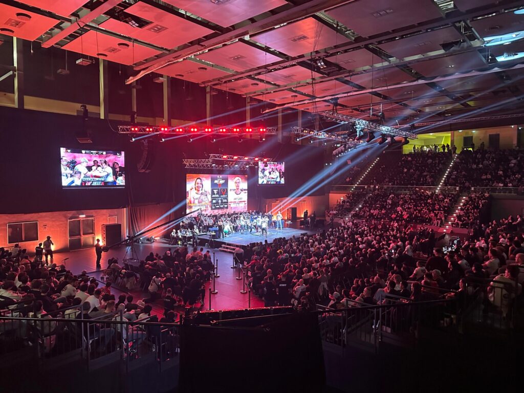 MLV.sk_Armwrestling_east_vs_west_broadcast_LED_screens_stage_design_ozvucenie_osvetlenie_multiversum_schwechat_video_produkcia_color_grading_kamery_replay_kamerovy_zeriav (52)