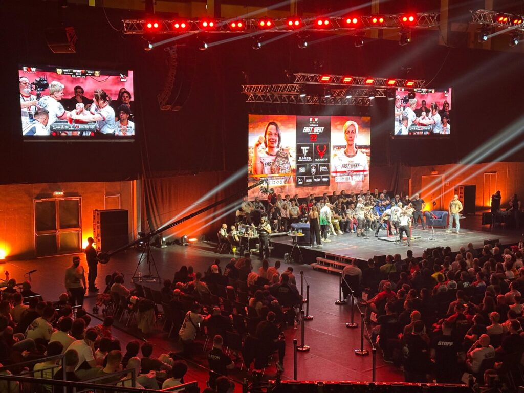 MLV.sk_Armwrestling_east_vs_west_broadcast_LED_screens_stage_design_ozvucenie_osvetlenie_multiversum_schwechat_video_produkcia_color_grading_kamery_replay_kamerovy_zeriav (70)
