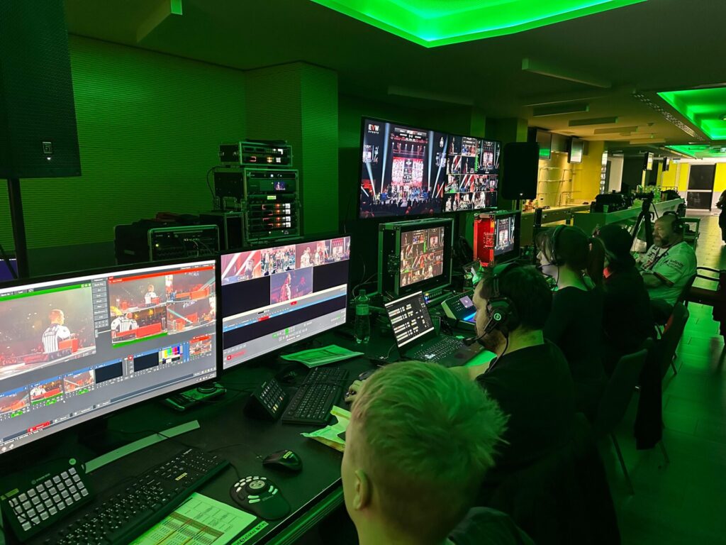 MLV.sk_Armwrestling_east_vs_west_broadcast_LED_screens_stage_design_ozvucenie_osvetlenie_multiversum_schwechat_video_produkcia_color_grading_kamery_replay_kamerovy_zeriav (9)