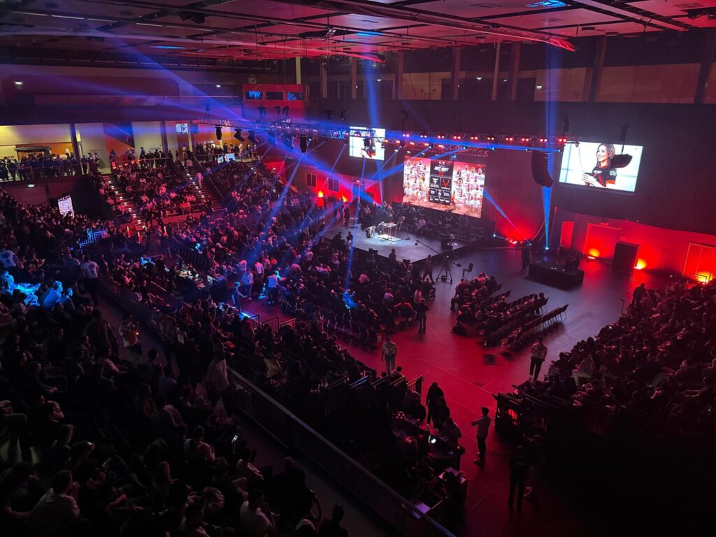 MLV.sk_Armwrestling_east_vs_west_broadcast_LED_screens_stage_design_ozvucenie_osvetlenie_multiversum_schwechat_video_produkcia_color_grading_kamery_replay_kamerovy_zeriav (95)