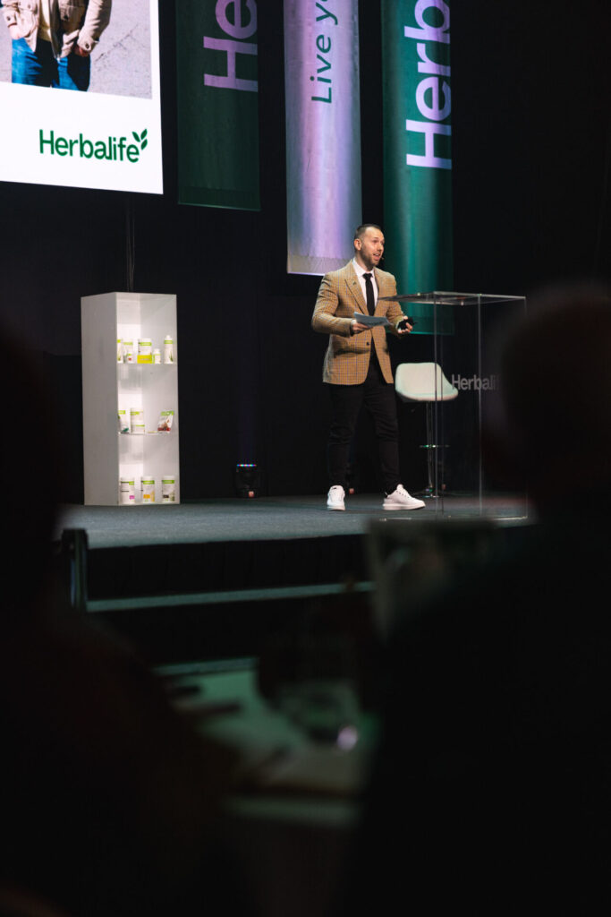 MLV.sk_herbalife_spectacular_2025_konferencia_LED_obrazovka_grafika_animacia_rezia_strih_kamier_svetla_zvuk_stage_magament_hostesing_catering_branding_aftermovie_eventova_fotoprodukcia (12)