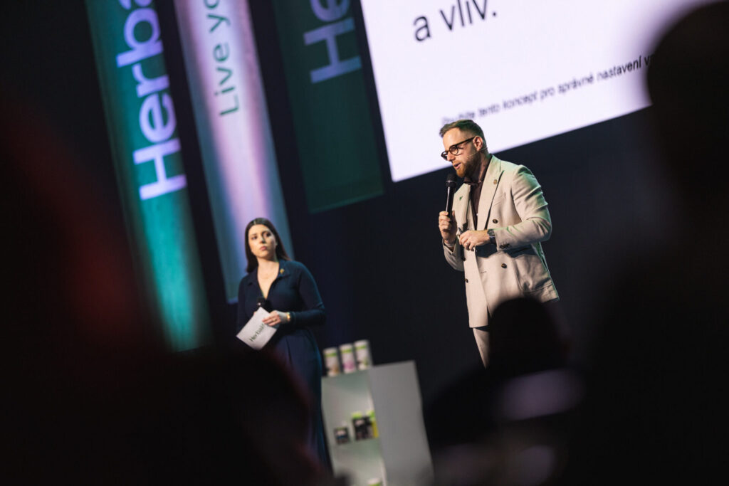 MLV.sk_herbalife_spectacular_2025_konferencia_LED_obrazovka_grafika_animacia_rezia_strih_kamier_svetla_zvuk_stage_magament_hostesing_catering_branding_aftermovie_eventova_fotoprodukcia (21)