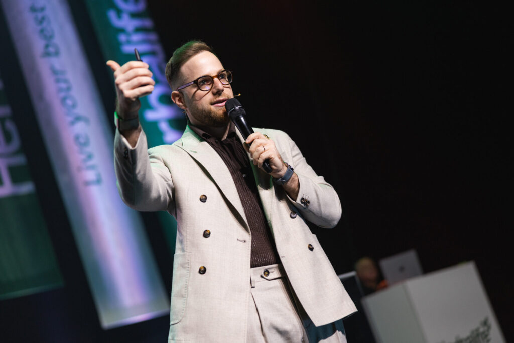 MLV.sk_herbalife_spectacular_2025_konferencia_LED_obrazovka_grafika_animacia_rezia_strih_kamier_svetla_zvuk_stage_magament_hostesing_catering_branding_aftermovie_eventova_fotoprodukcia (22)