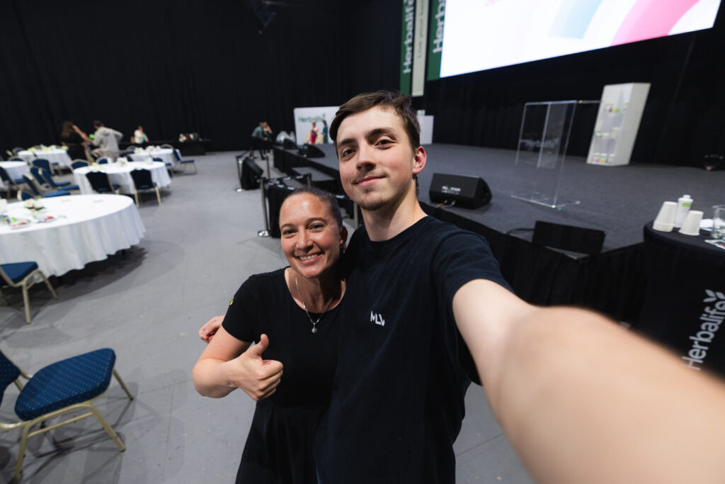 MLV.sk_herbalife_spectacular_2025_konferencia_LED_obrazovka_grafika_animacia_rezia_strih_kamier_svetla_zvuk_stage_magament_hostesing_catering_branding_aftermovie_eventova_fotoprodukcia (8)