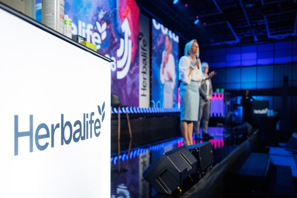 MLV.sk_herbalife_spectacular_event_LED_obrazovky_zvuk_svetla_kamery_kamerovy_prenos_strih_kamier_portovanie_aftermovie_eventove_foto (58)